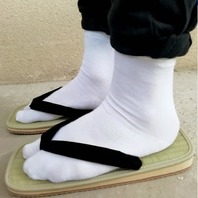 Bien dans mes zoris, bien dans mes tabis !🌞 Nous venons de recevoir de nouvelles zoris du Japon. 🇯🇵🙏
Sandales zoris portées avec des chaussettes traditionnelles japonaises (tabis) ou pied-nu. 
🎋