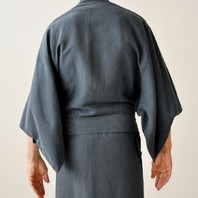 L'art de porter un kimono s'appelle "Kitsuke". 👘
Le port d'un kimono entraine une élégance dans le mouvement.
La personne qui porte un kimono se tient bien droite et ses gestes sont délicats, elle doit rester à tous moments attentive à sa posture pour rester impeccable. 🙏🏻 

Le kimono désigne le vêtement traditionnel japonais composé d'une longue robe ouverte dont le côté gauche se rabat sur le côté droit fermé par une ceinture appelée "obi".