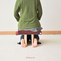 C'est bientôt la rentrée ! Êtes-vous bien équipés pour vos pratiques méditatives ? 🙏

Ce banc de méditation (shoggi) en bois de pin naturel est molletonné pour une assise confortable. Ce shoggi est idéal pour s'asseoir sur les genoux, il repose le dos et est confortable pour les genoux. Ce banc vous permettra aussi de redresser la colonne vertébrale. 🧘

#banc #meditation #shoggi #méditation #kimono #zafu #zen #zazen