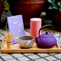 La culture japonaise est profondément imprégnée de « l'esprit du geste » (zanshin). Ainsi chaque art devient en soi-même « une voie » (do). 🎎

Dans la cérémonie du thé, l'officiant allume un feu, écoute le bruissement chantant de l'eau, dépose la poudre de thé "matcha" dans un bol avec une cuillère, verse l'eau chaude... 🫖 Tous ces gestes permettent de prendre conscience du moment présent. 🙏🏻
