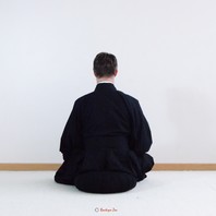 Le kimono noir ou robe de méditation se porte lors de la pratique de la méditation zen. 👘  Il permet de s'asseoir dans la position de zazen car la partie basse est faite avec des plis larges qui couvrent et entourent les jambes lorsqu'elles sont croisées. 🧘🏻

Ce kimono est noir est 100% en coton et est fabriqué dans notre atelier Boutique Zen, à Paris. D'autres coloris sont également disponibles. 

#kimono #meditation #zen #bienêtre #boutiquezen #atelier #handmade #madeinfrance #zafu