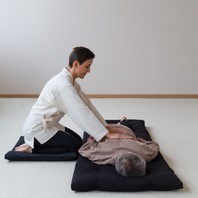 Pour pratiquer le shiatsu avec notre futon "nuit de chine" et faciliter l’assise du praticien, nous conseillons de pratiquer en étant assis en « seiza » ( ce qui donnera du confort à la colonne vertébrale et aux jambes. 🧘🏻‍♀️

Découvrez notre futon de massage. Léger (entre 3 et 4 kg) et facile à transporter, ce futon en coton pur est rempli d'une double couche de ouate naturelle de coton. 🌱🧵✂️